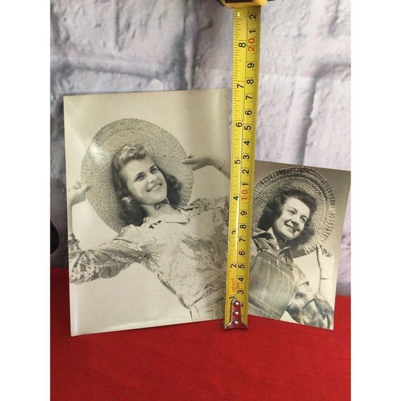 Vintage Original Found Photos “Hat Girls” B&W Snapshot Photos Photography 1950’s - Picture 3 of 10